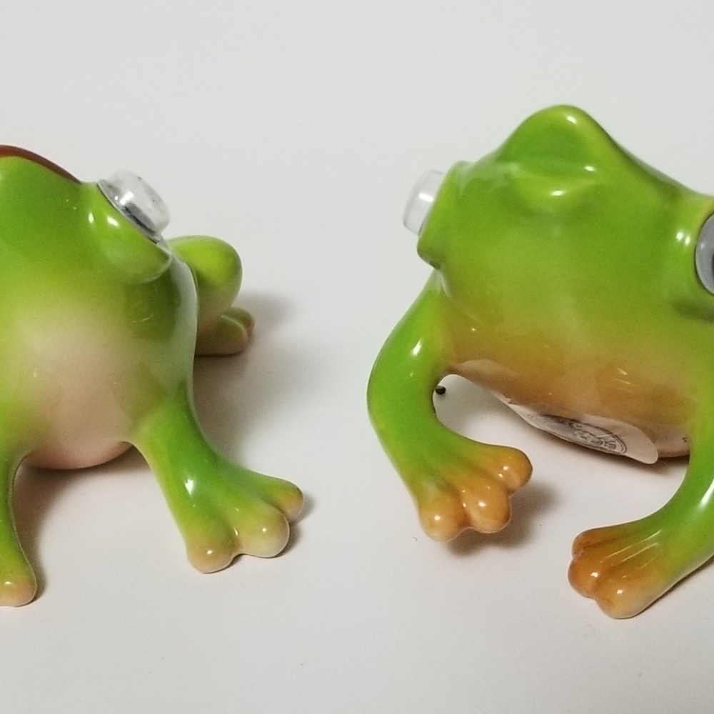 Unique, decorative Frog salt and pepper shakers - Picture 3 of 7